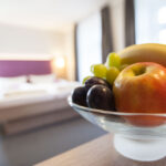 Obstkorb mit Blick auf Bett in einem Hotelzimmer