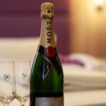 Imagebild Champagnerflasche im Hotelzimmer