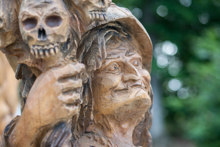 Hexe aus Holz geschnitzt