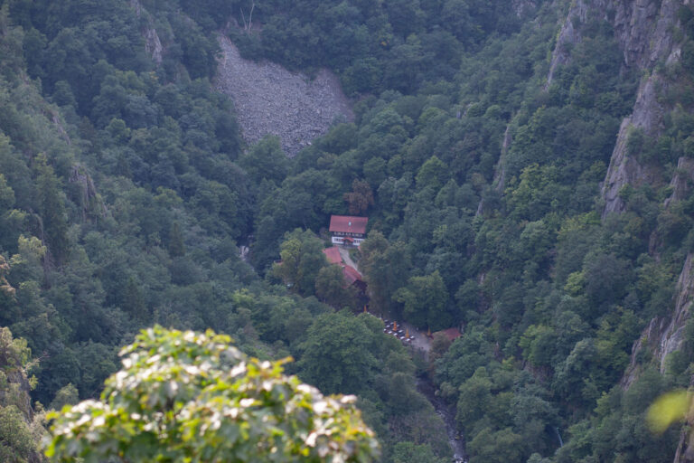 Blick auf ein Restaurant in einer Bergschlucht