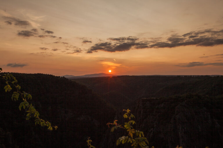 Ausblick auf den Sonnenuntergang &uuml;ber dem Brocken im Harz